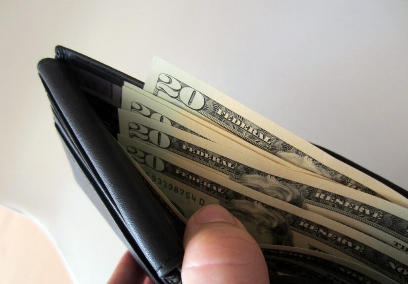 Former South Florida Bank Employee Pleads Guilty in $5.5 Million Drug Money Laundering Scheme 74 Money Wallet